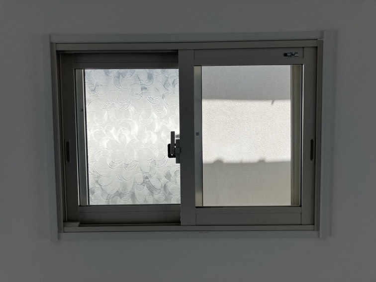 大阪府八尾市高砂町・築45年の戸建て住宅で補助金を使った内窓（二重窓）の窓の断熱リフォームを実施しました。 Before