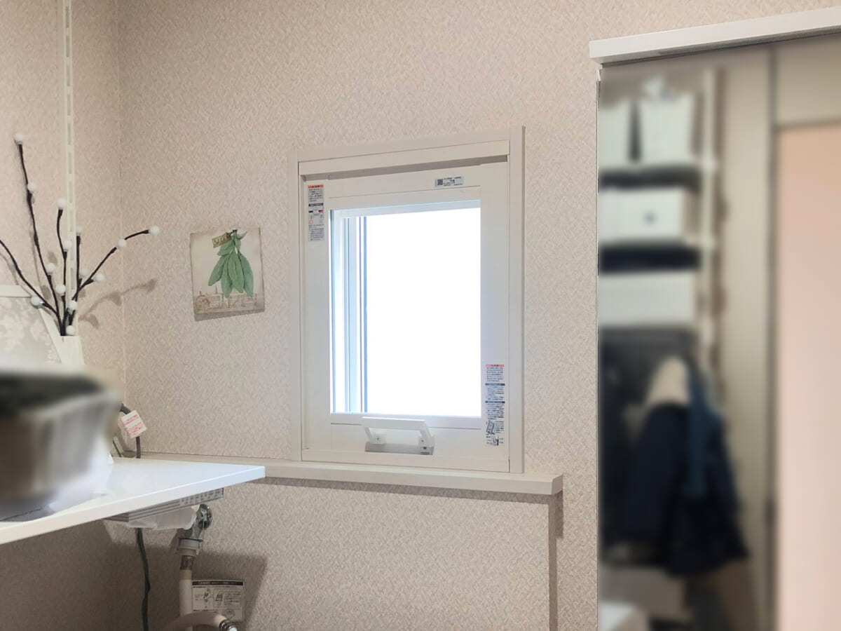 大阪市西成区・築25年の戸建て住宅で補助金を使った内窓（二重窓）の窓の断熱リフォームを実施しました。【玄関・洗面・トイレ/LIXILインプラス・Low－E複層ガラス】 After