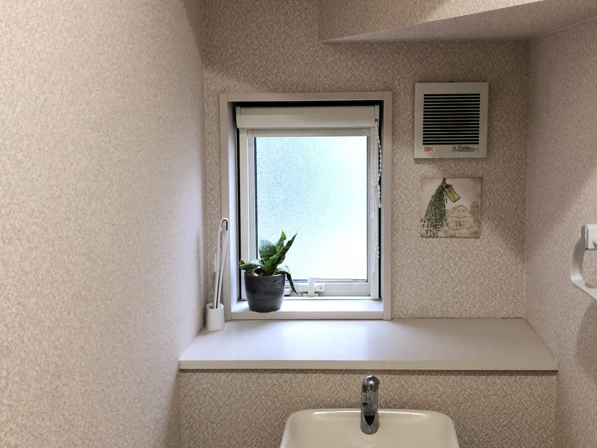 大阪市西成区・築25年の戸建て住宅で補助金を使った内窓（二重窓）の窓の断熱リフォームを実施しました。【玄関・洗面・トイレ/LIXILインプラス・Low－E複層ガラス】 Before