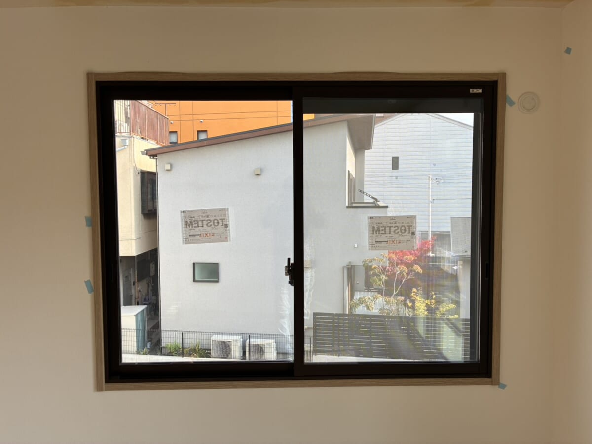 大阪市東住吉区・築20年の戸建て住宅で補助金を使った内窓（二重窓）の窓の断熱リフォームを実施しました。【２階洋室9.7帖・８帖・7.8帖/LIXILインプラス・Low-E複層ガラス】 After