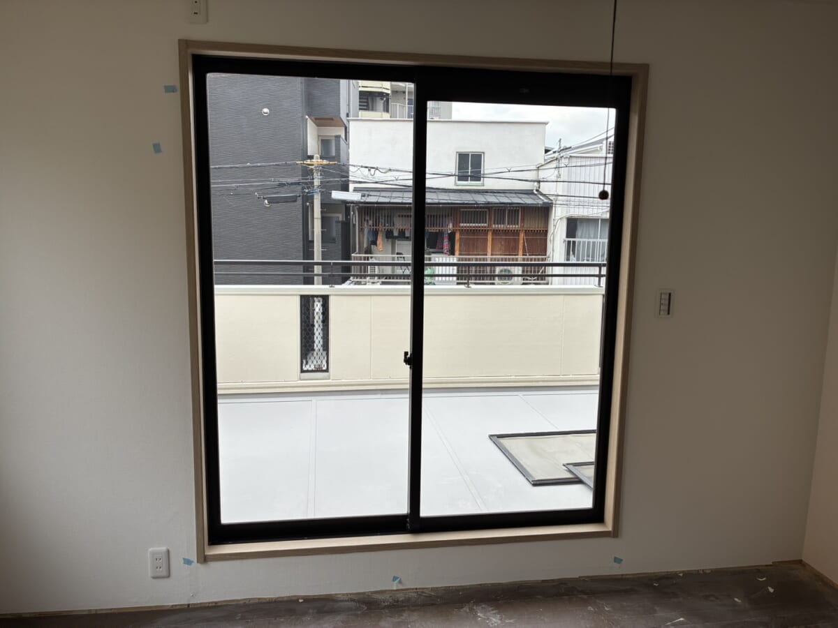 大阪市東住吉区・築20年の戸建て住宅で補助金を使った内窓（二重窓）の窓の断熱リフォームを実施しました。【２階洋室9.7帖・８帖・7.8帖/LIXILインプラス・Low-E複層ガラス】 Before