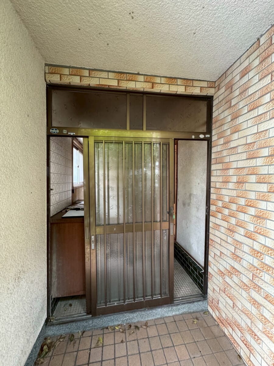 【施工事例】堺市南区｜築50年の古民家をLIXIL リシェントで玄関リフォーム｜住まいの印象と断熱性能を一新 Before