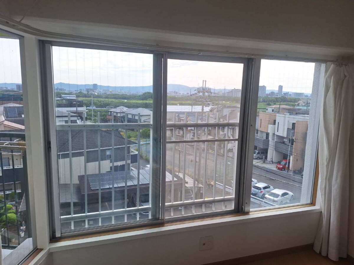 【大阪市東淀川区・築45年マンション】LIXILインプラスを5箇所設置｜補助金合計29.9万円を活用した窓断熱リフォーム Before